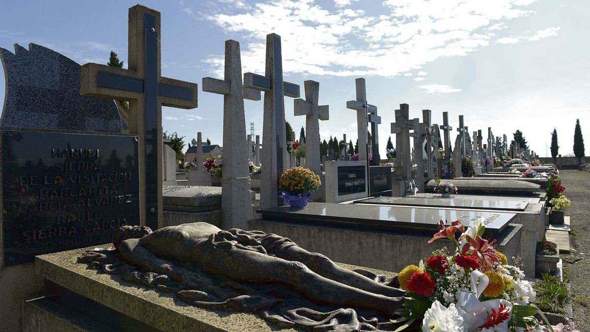 Serfunle se encarga de la gestión del tanatorio, del crematorio y del cementerio de Puente Castro. | MAURICIO PEÑA