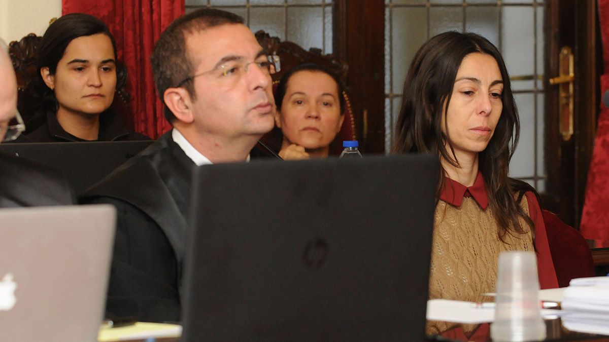 Triana Martinez (i), su madre, Monserrat González (2-d), y Raquel Gago, tres de las acusadas por el asesinato de la presidenta de la Diputación de León Isabel Carrasco, durante la tercera jornada del juicio en la Audiencia Provincial de León. | J. CASARES