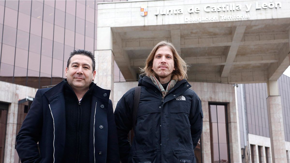 Los procuradores autonómicos de Podemos y UPL, Pablo Fernández (D) y Luis Mariano Santos (I), consultan los expedientes solicitados para la comisión de investigación de las eólicas. | CARLOS S. CAMPILLO (ICAL)