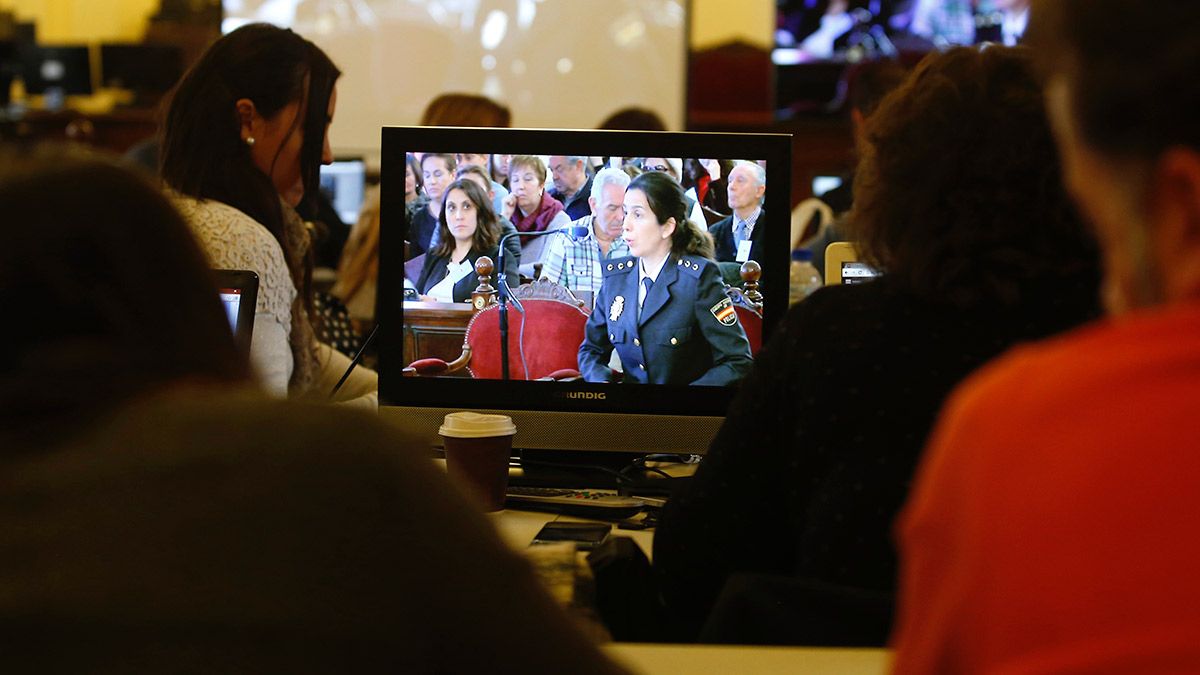 La inspectora jefa de la Unidad de Delincuencia Especializada y Violenta (UDEV) de León que coordinó la investigación por la muerte de Isabel Carrasco, presta declaración en la Audiencia Provincial. | ICAL