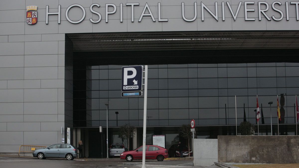 Trabajadores y pacientes piden que el párking del Hospital de León sea gratuito. | DANIEL MARTÍN