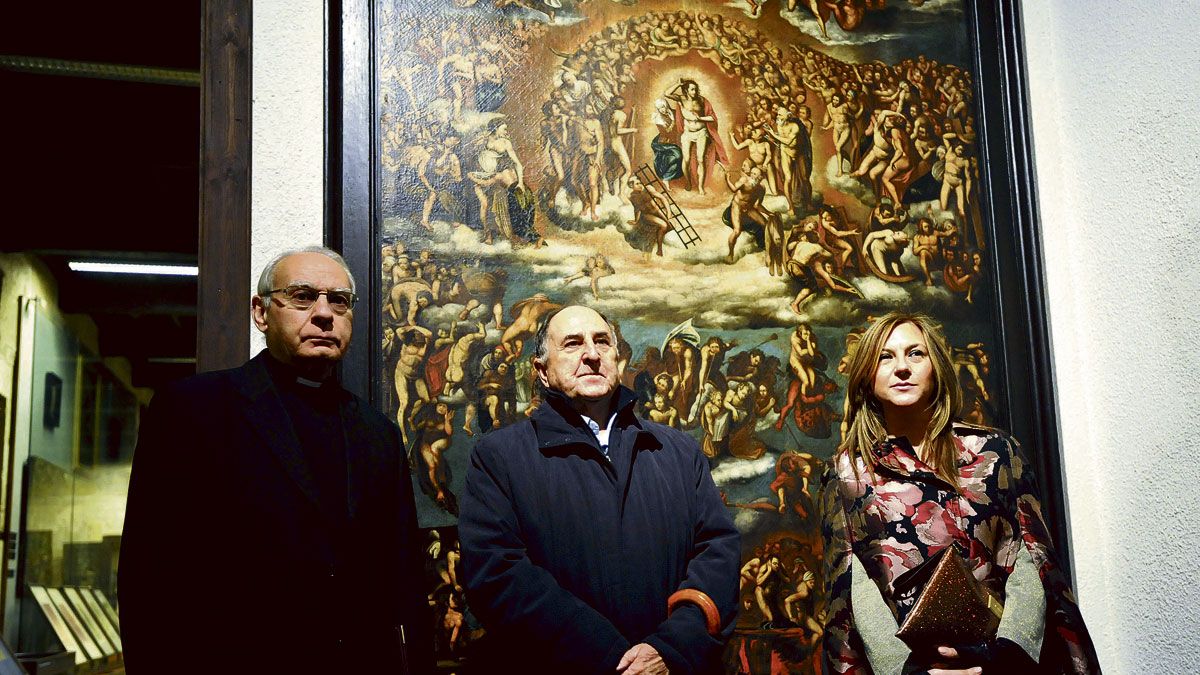 Máximo Gómez Rascón, Antonio Trobajo y Paula Sánchez posan junto al cuadro ‘El Juicio Final’ en el Museo Catedralicio Diocesano. | DANIEL MARTÍN