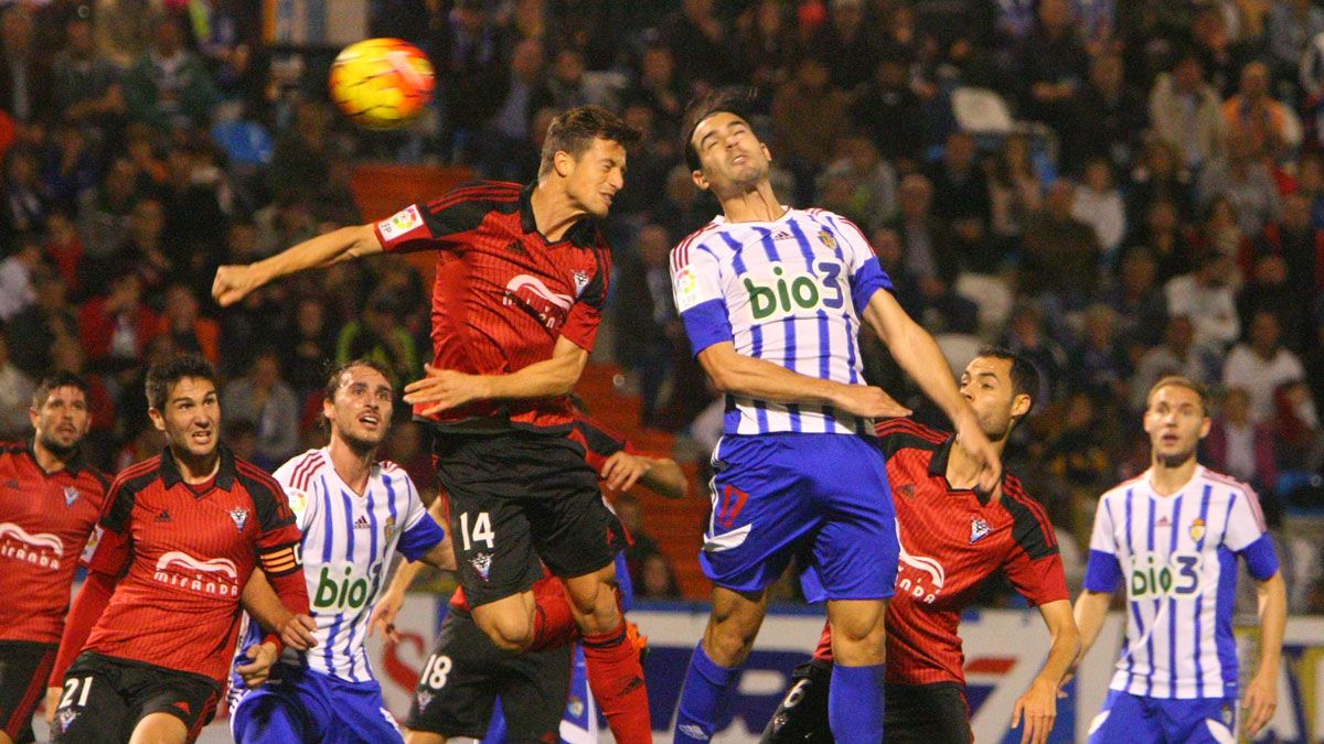 Andy remata de cabeza en el partido disputado ante el Mirandés en El Toralín. | CÉSAR SÁNCHEZ