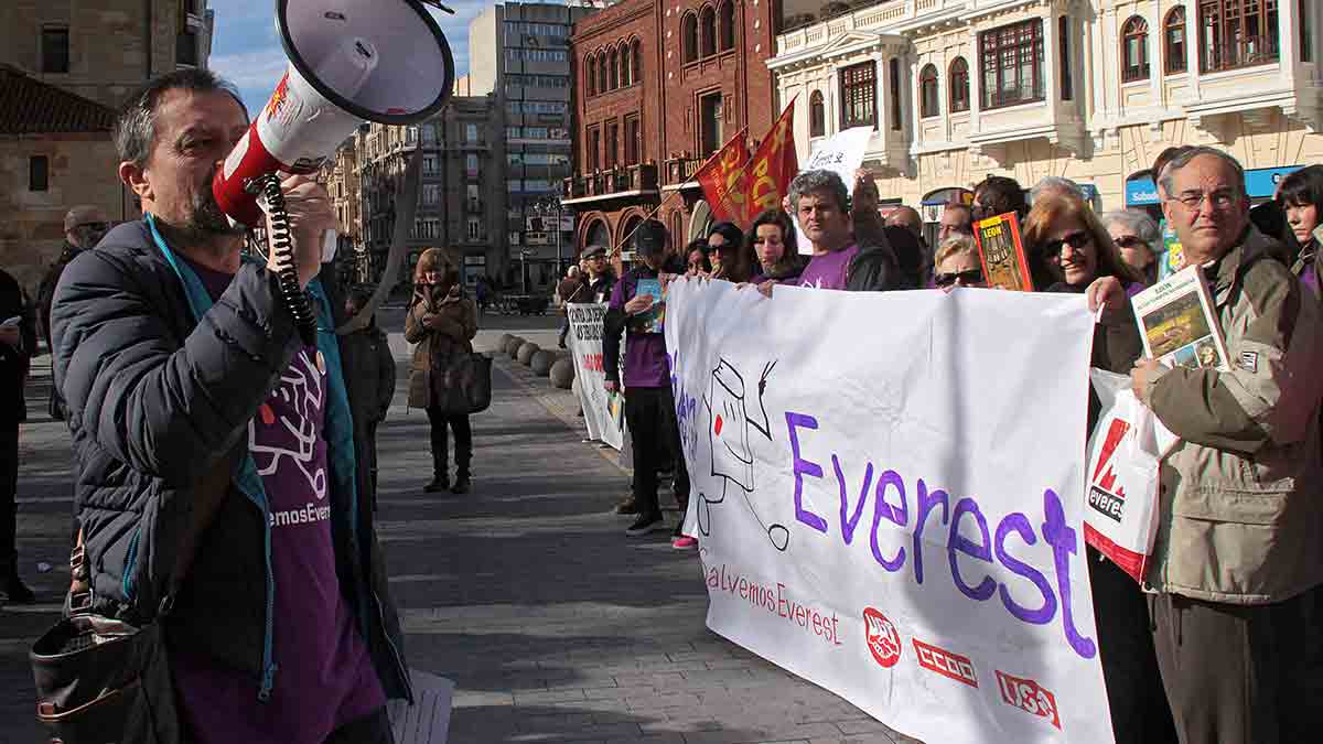 Los trabajadores de la editorial Everest se concentran como medida de protesta. | PEIO GARCÍA (ICAL)