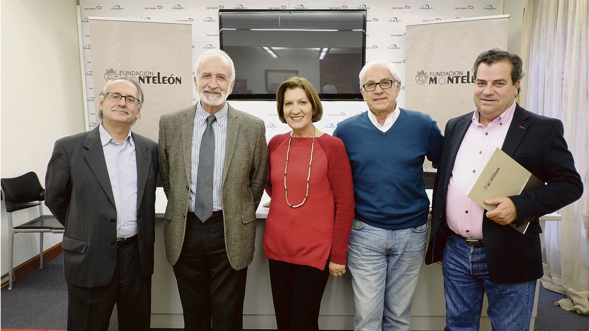 Algunos miembros del jurado departiendo ayer en la Colegiata. | DANIEL MARTÍN