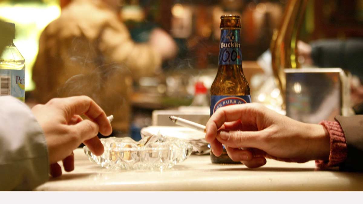 El 1 de enero de 2010 entró en vigor la última ley antitabaco y, desde entonces, no está permitido fumar en espacios de uso público, como los bares. | ICAL