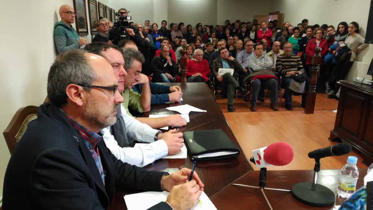 Una imagen del pleno de este sábado en el que se tenía que votar la moción de censura en Santa Marina del Rey.| P. FERRERO