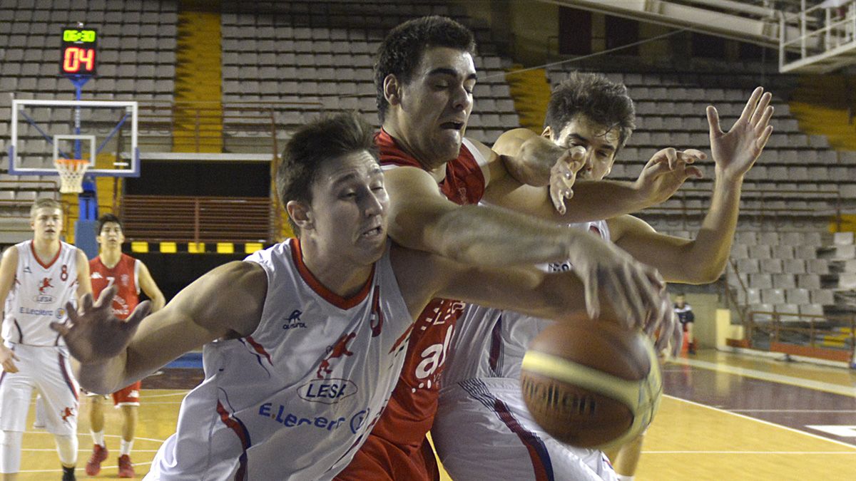 Pablo pelea por un balón dividido con dos jugadores del Agustinos. | MAURICIO PEÑA