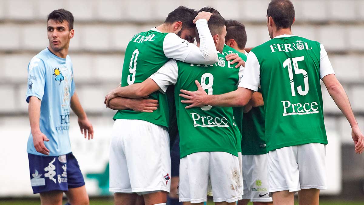 Los jugadores del Racing de Ferrol celebran su tanto ante la resignación de Rubén | MERO BARRAL