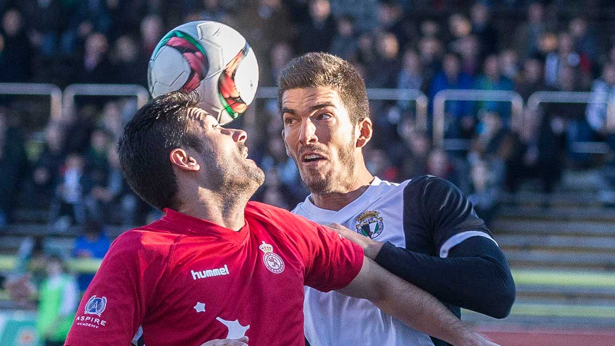 Iosu Villar pelea un balón ante el Burgos. | JESUS J. MATIAS (DIARIO DE BURGOS)