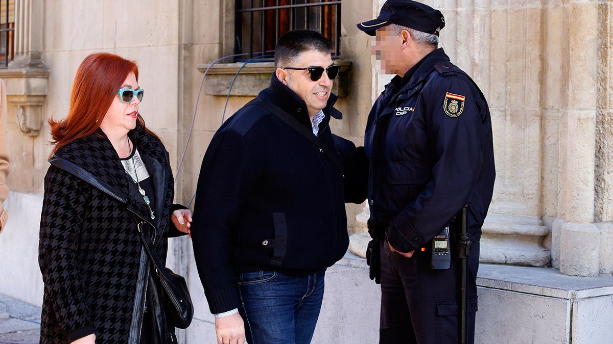 El controlador de la ORA a su entrada a la Audiencia Provincial. | CARLOS S. CAMPILLO (ICAL)