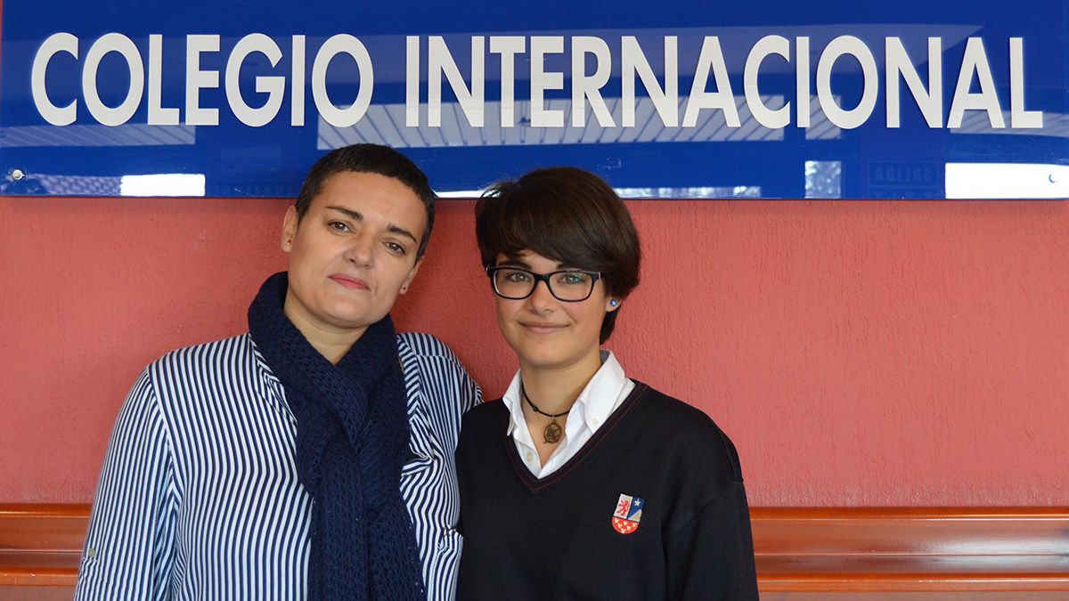 la-alumna-claudia-suarez-gago-con-su-madre-esta-manana-al-recibir-la-noticia-de-la-concesion-de-la-beca-amacio-ortega..jpg