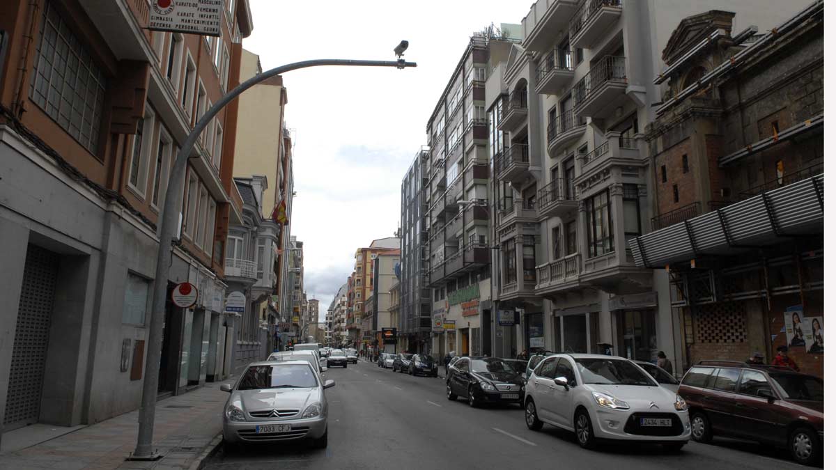 En la avenida Padre Isla está ubicado uno de los tres foto-rojos de la capital leonesa. | MAURICIO PEÑA