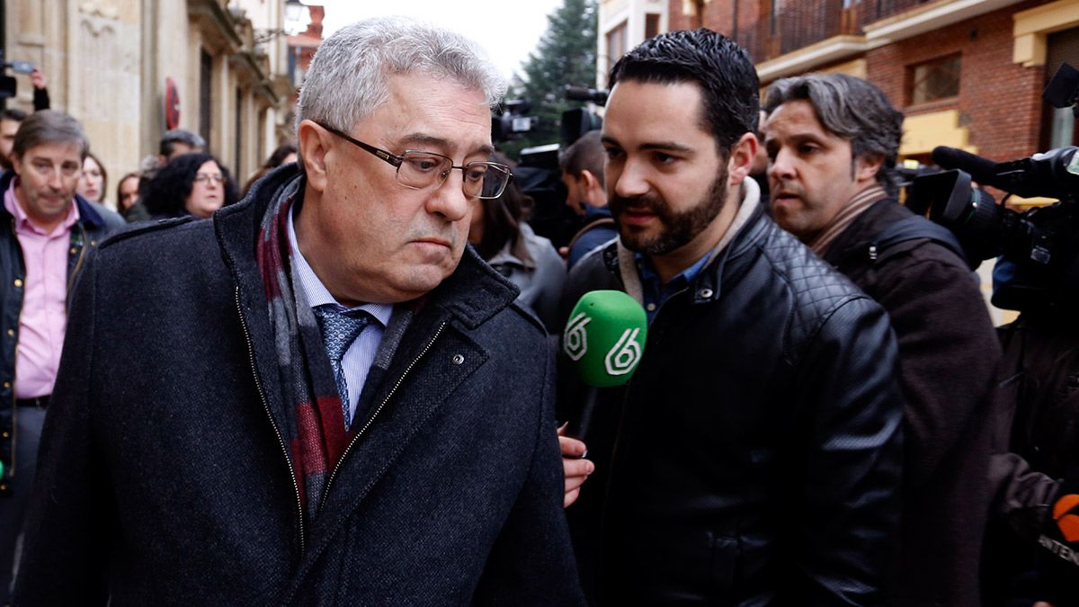 El abogado de Montserrat y Triana abandona la Audiencia Provincial tras conocer la suspensión del juicio. | CARLOS S. CAMPILLO (ICAL) El abogado de Montserrat y Triana abandona la Audiencia Provincial tras conocer la suspensión del juicio. | CARLOS S. CAMPILLO (ICAL)