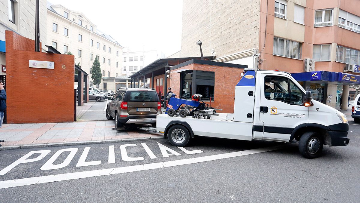 Trasladan a comisaría al abogado de Raquel Gago, Fermín Guerrero tras aparecer en buen estado de salud en la calle Fray Luis de León de la capital leonesa. En la imagen, una grúa municipal introduce su coche a las instalaciones de la Policía. | ICAL