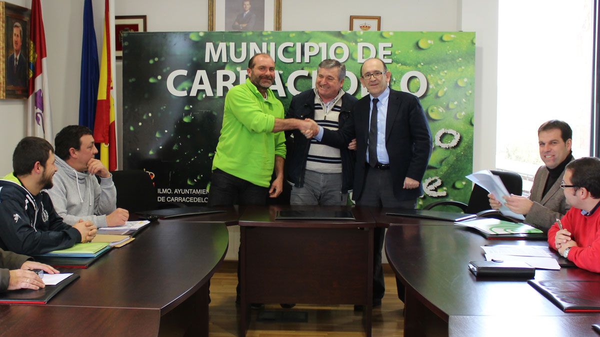 La firma del convenio entre Somacyl y la Junta Vecinal de Villadepalos se produjo en el Ayuntamiento de Carracedelo. | L.N.C.