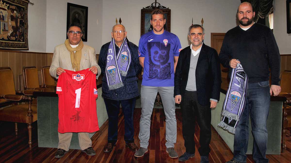 La nueva camiseta de La Bañeza FC para promocionar el carnaval fue presentada ayer en el Ayuntamiento. | ABAJO La nueva camiseta de La Bañeza FC para promocionar el carnaval fue presentada ayer en el Ayuntamiento. | ABAJO