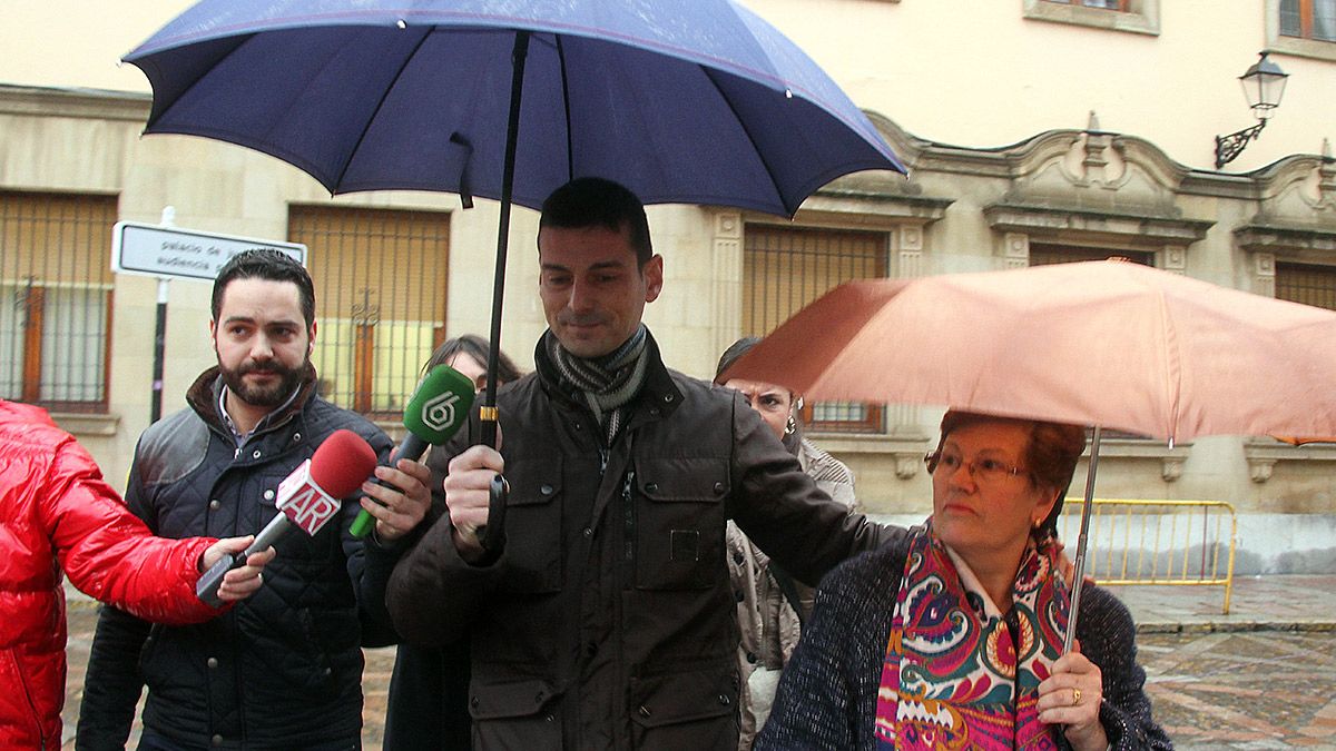 Carlos Gago, hermano de Raquel Gago, sale de la Audiencia tras su declaración. | PEIO GARCÍA (ICAL)