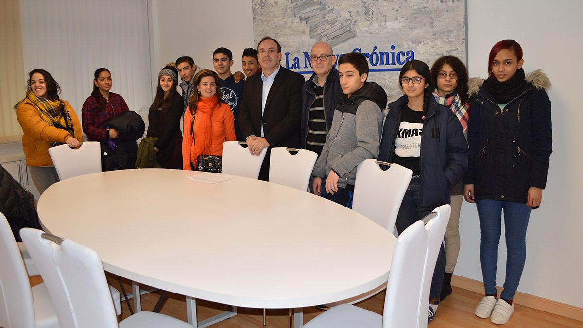 Los alumnos, junto a sus profesores y Raúl de las Heras, en La Nueva Crónica.