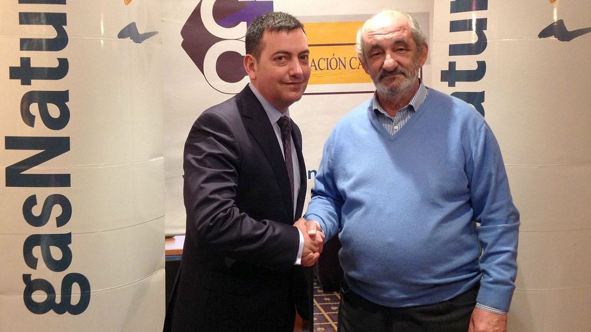 Roberto Cámara, director general de Gas Natural Castilla y León, y Santos Llamas, presidente de la Fundación Carriegos, suscriben un acuerdo de colaboración. | ICAL