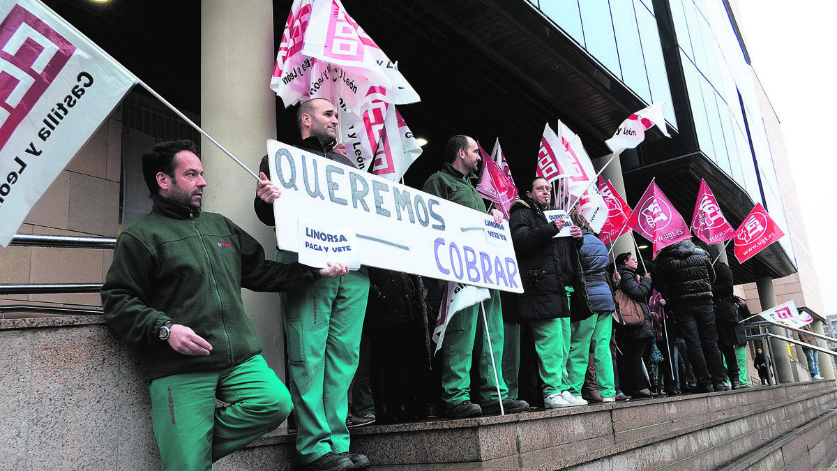 Concentración de protesta de las trabajadoras de Linorsa, este jueves en el campus de Ponferrada. | DANIEL MARTÍN