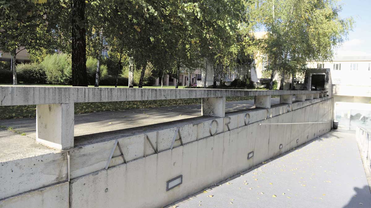 Entrada al tanatorio de Serfunle en León. | MAURICIO PEÑA