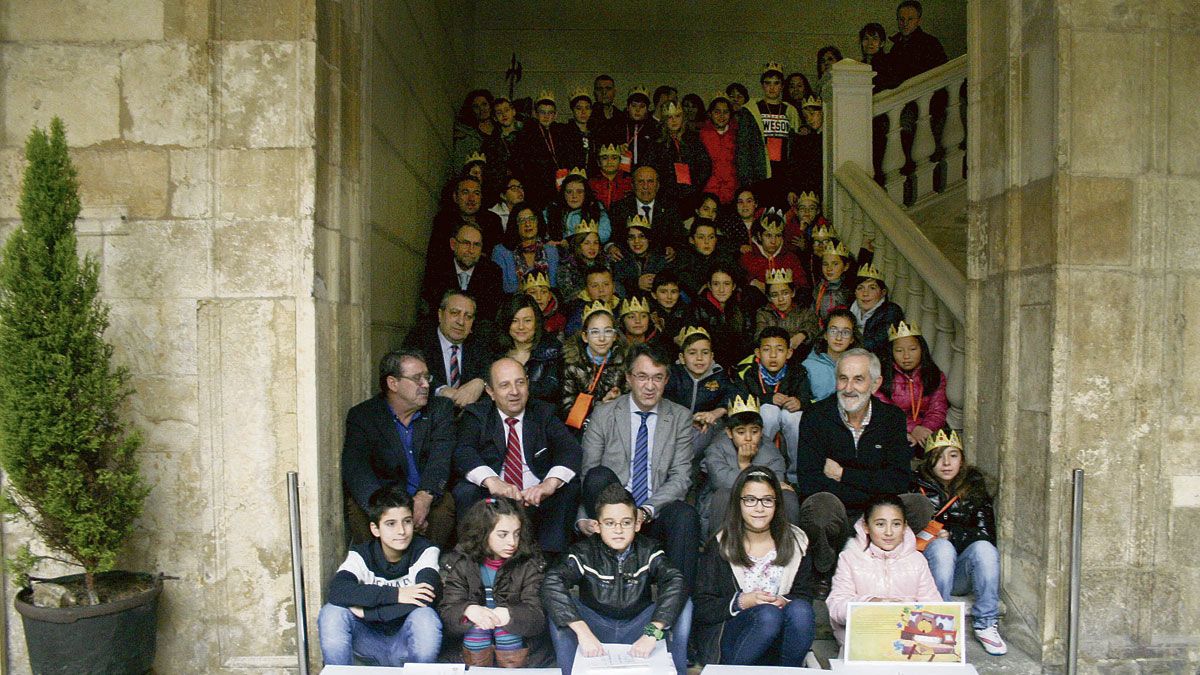 El presidente y representantes de la Diputación posaron con los escolares participantes en el certamen literario.