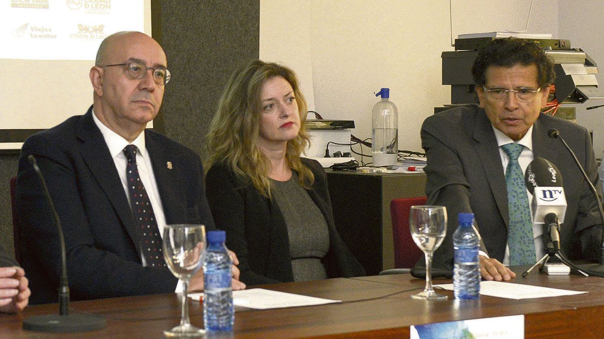 José Antonio Vega, José Cosamalón y Sonia Sánchez Campos en la presentación de la subasta solidaria. | MAURICIO PEÑA