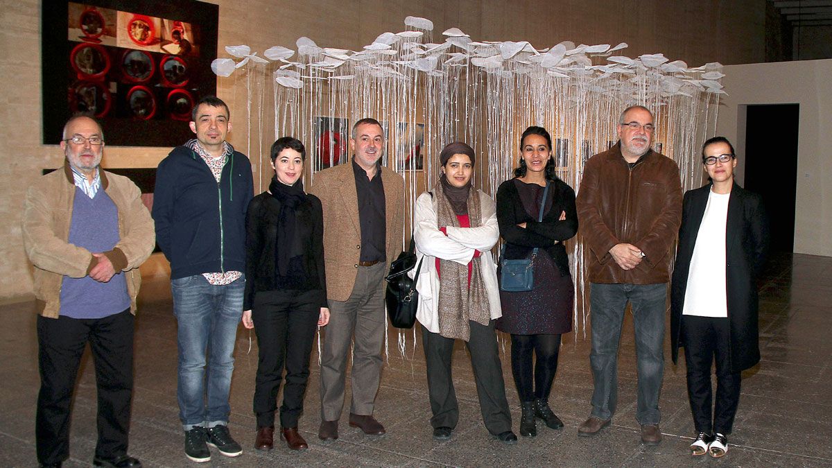 El director de Musac con los comisarios de ambas muestras y algunas de las artistas africanas. | PEIO GARCÍA (ICAL)