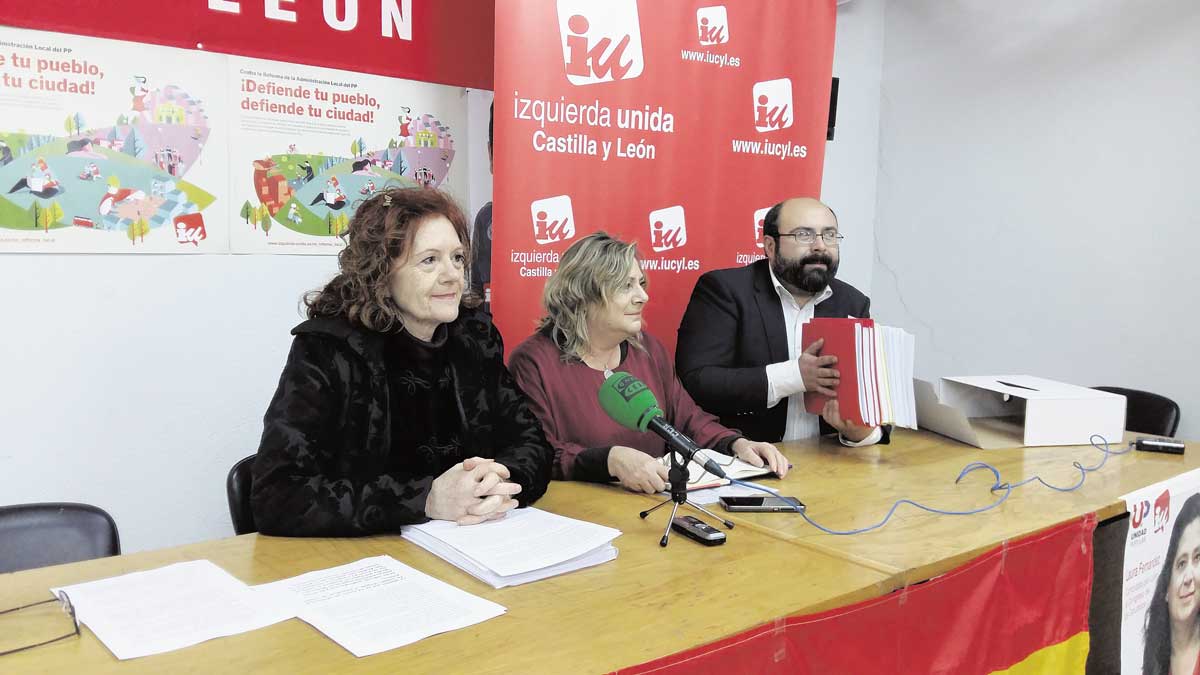 Eloína Terrón, Elena Fernández y Santiago Ordóñez, ayer durante su comparecencia sobre Serfunle. | A. MARTÍNEZ