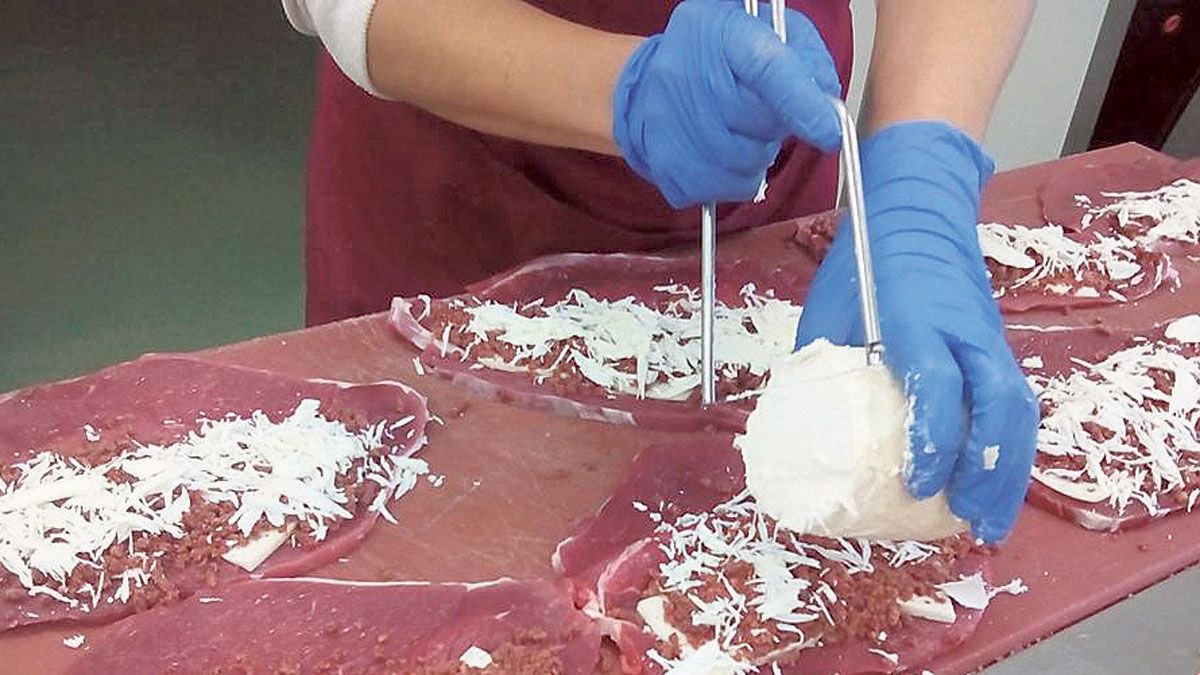 Elaboración de cachopo de productos cárnicos Valle de Fornela. | L. N. C.