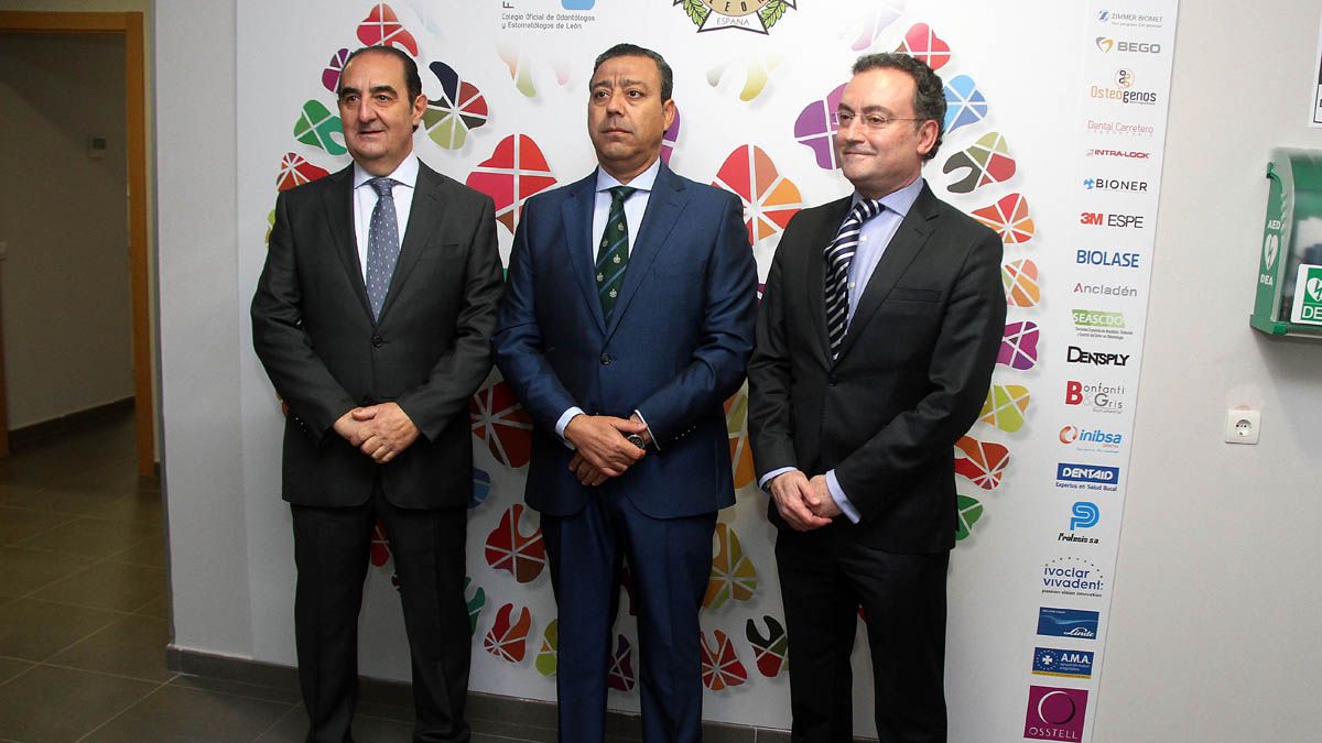 José Sevilla, Óscar Castro y Fernando Salguero inauguraron la ampliación de la clínica solidaria del Colegio de Dentistas de León. | ICAL