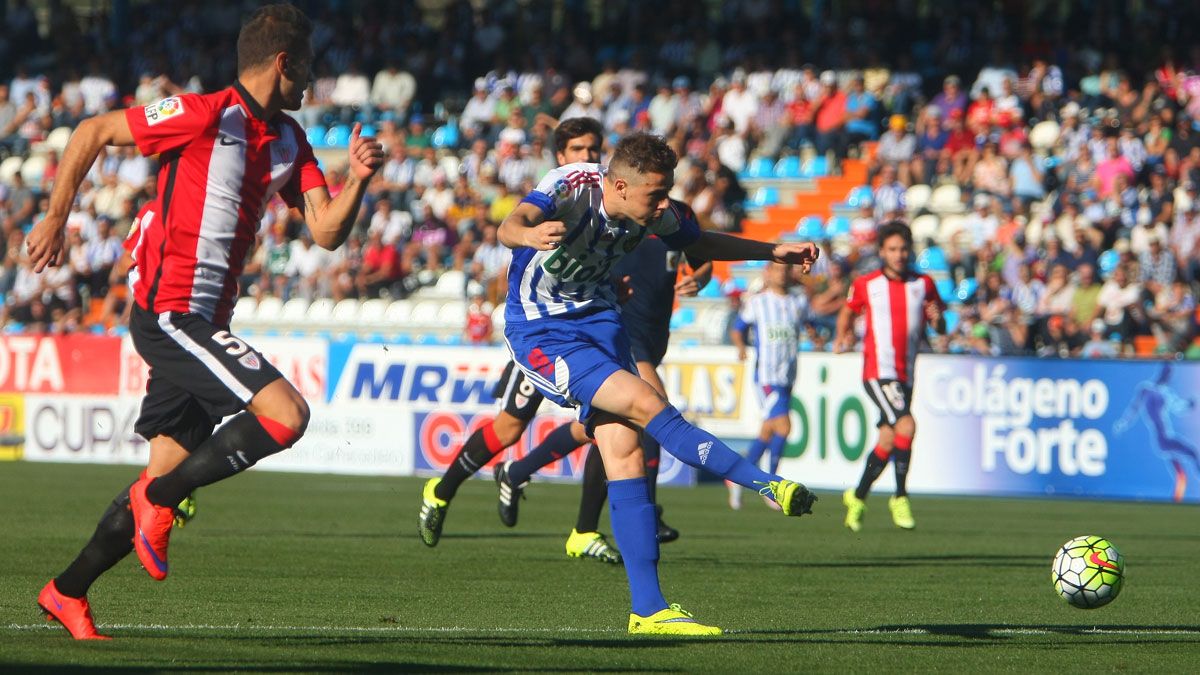 Djordjevic dispara a puerta durante un partido en El Toralín. | CÉSAR SÁNCHEZ