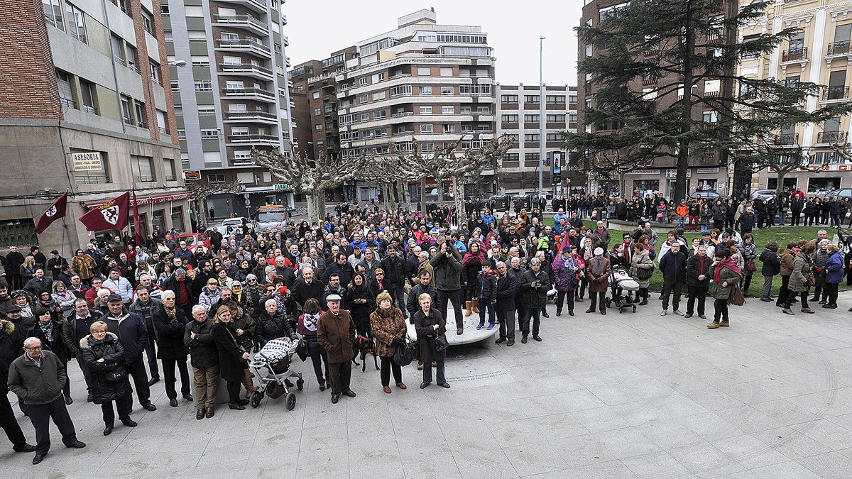 Un instante de la concentración celebrada frente a la estación de Feve en Padre Isla. | DANIEL MARTÍN