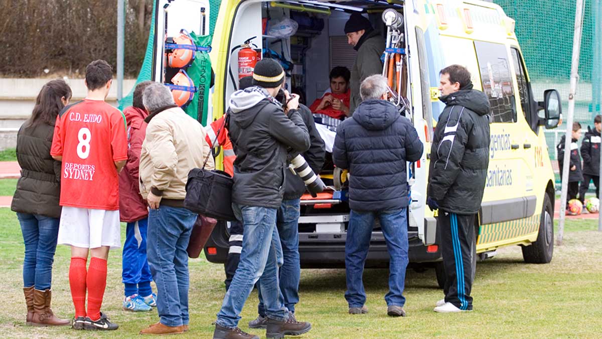 La ambulancia hizo presencia sobre el césped aunque finalmente Josete salió por su propio pie.  | UNIONISTAS