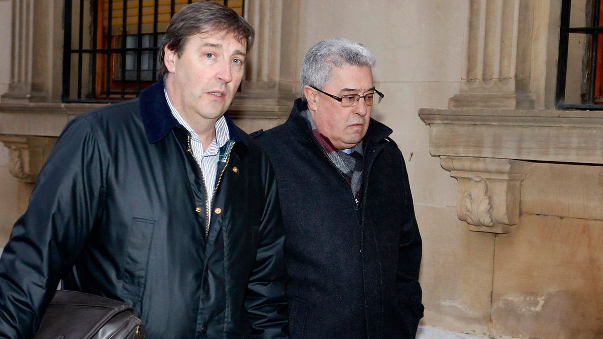 El abogado de Montserrat y Triana, José Ramón García (D) y el procurador, Miguel Ángel Díez Cano (I) a su llegada a la Audiencia Provincial en el inicio de la tercera semana del juicio por la muerte violenta de Isabel Carrasco. | ICAL