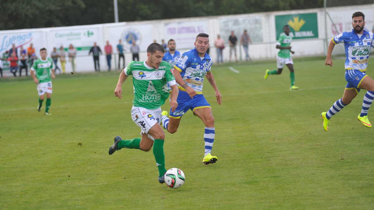 Manu Martínez ante el que será su nuevo equipo, la Arandina. | DANIEL MARTÍN Manu Martínez ante el que será su nuevo equipo, la Arandina. | DANIEL MARTÍN