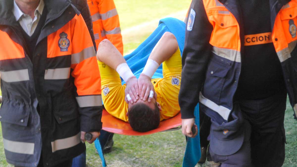Leandro se retira en camilla tras su lesión de rodilla frente al Guijuelo. DANIEL MARTÍN