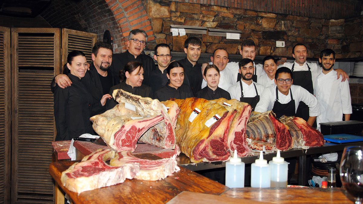 El equipo capitaneado por José Gordón posa con las carnes de buey. | ABAJO El equipo capitaneado por José Gordón posa con las carnes de buey. | ABAJO