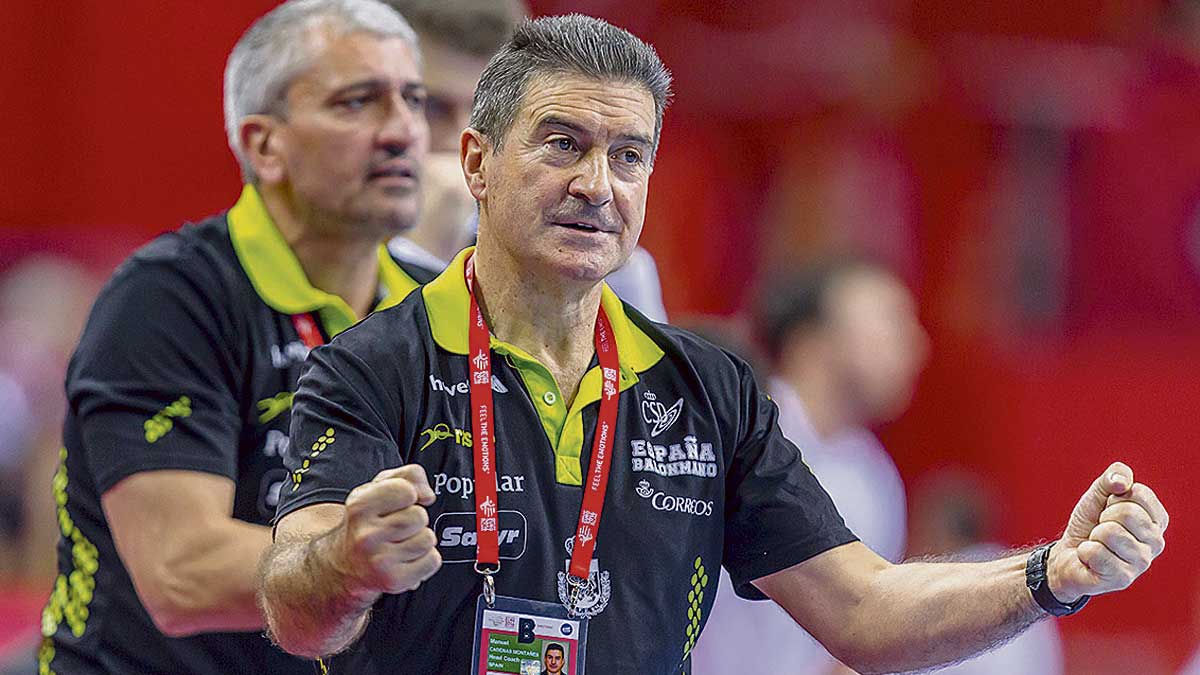 Cadenas pide más intensidad a sus jugadores durante un partido del Europeo. | SASCHA KLAHN