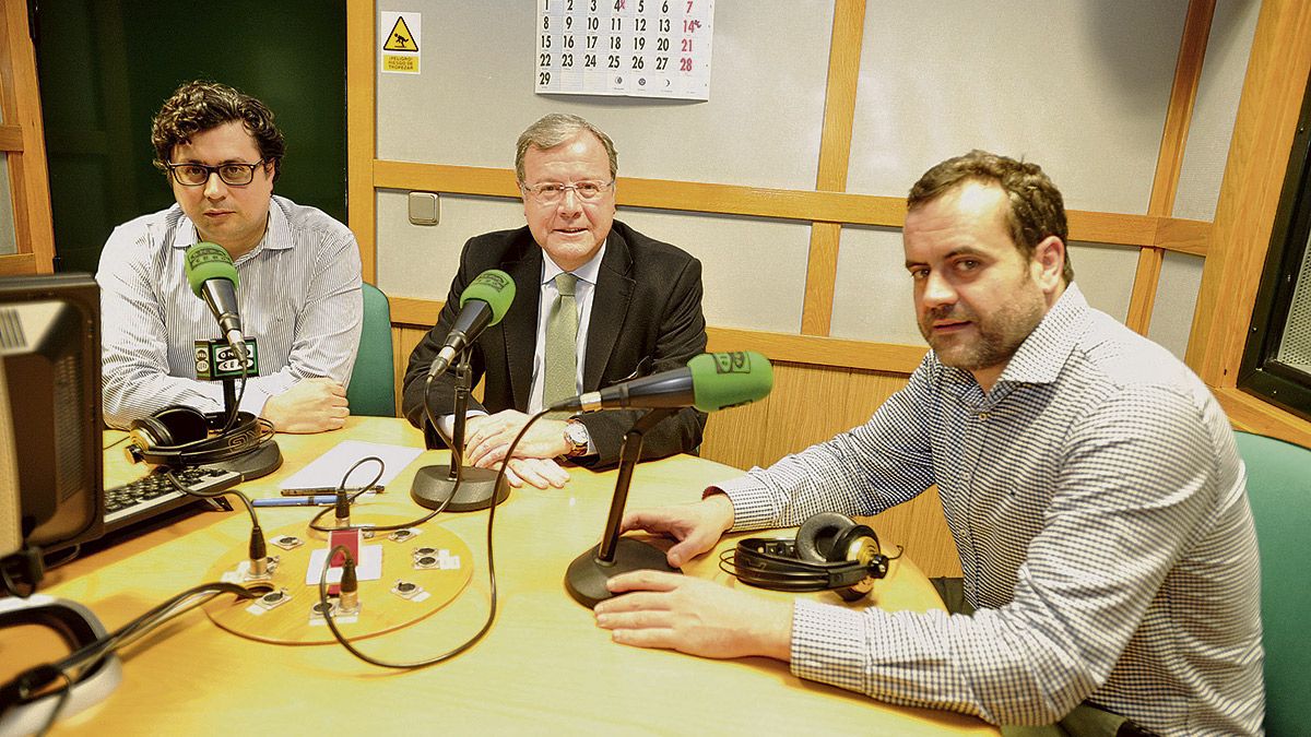 Luis Cañón, Antonio Silván y David Rubio, este lunes, en los estudios de Onda Cero de la capital leonesa. | DANIEL MARTÍN