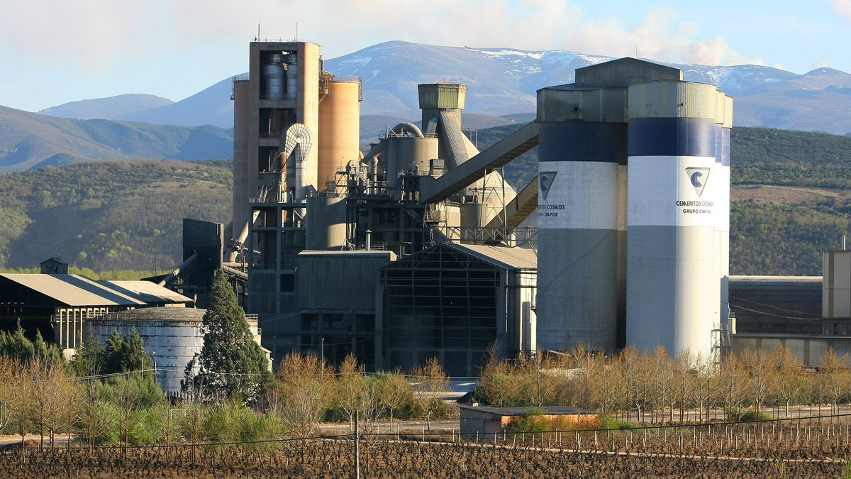 Planta de cemento Cosmos, en la localidad berciana de Toral de los Vados. | CÉSAR SÁNCHEZ (ICAL)