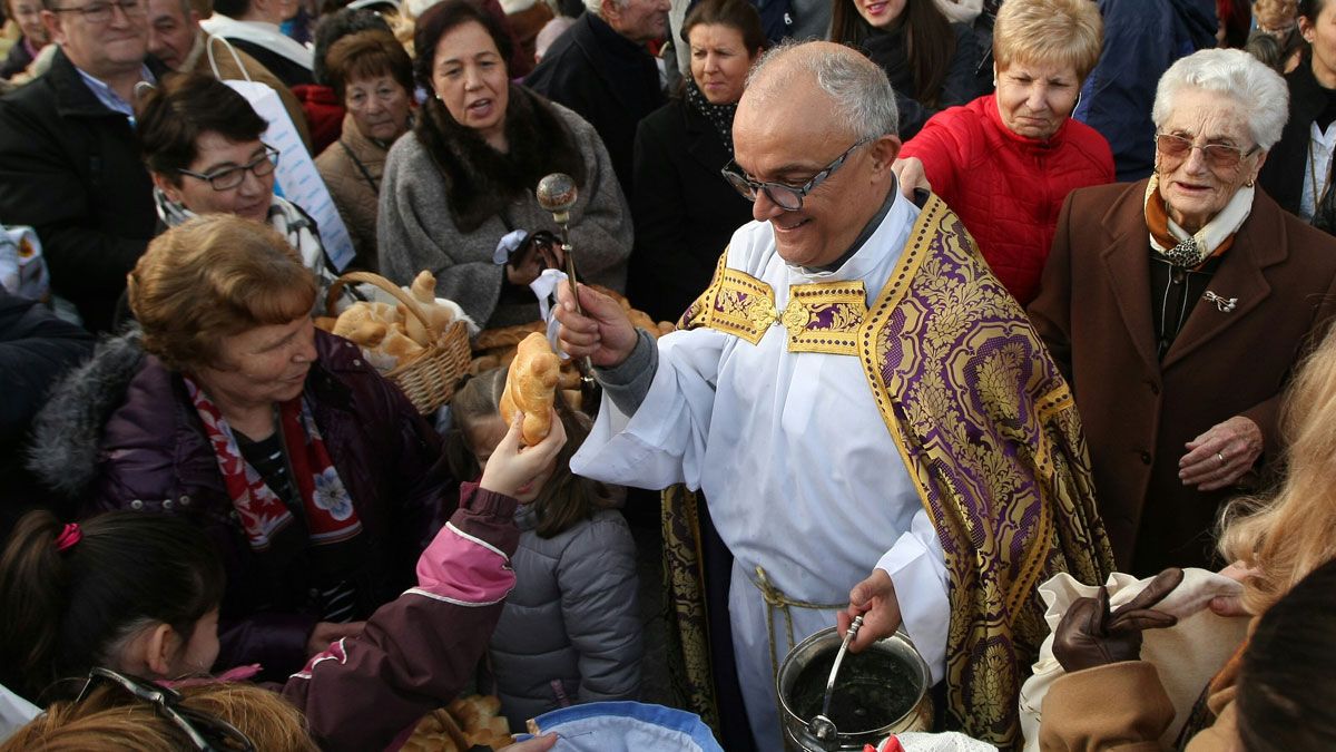 La bendición de los panes contó este martes con alta participación. | CÉSAR SÁNCHEZ (ICAL)