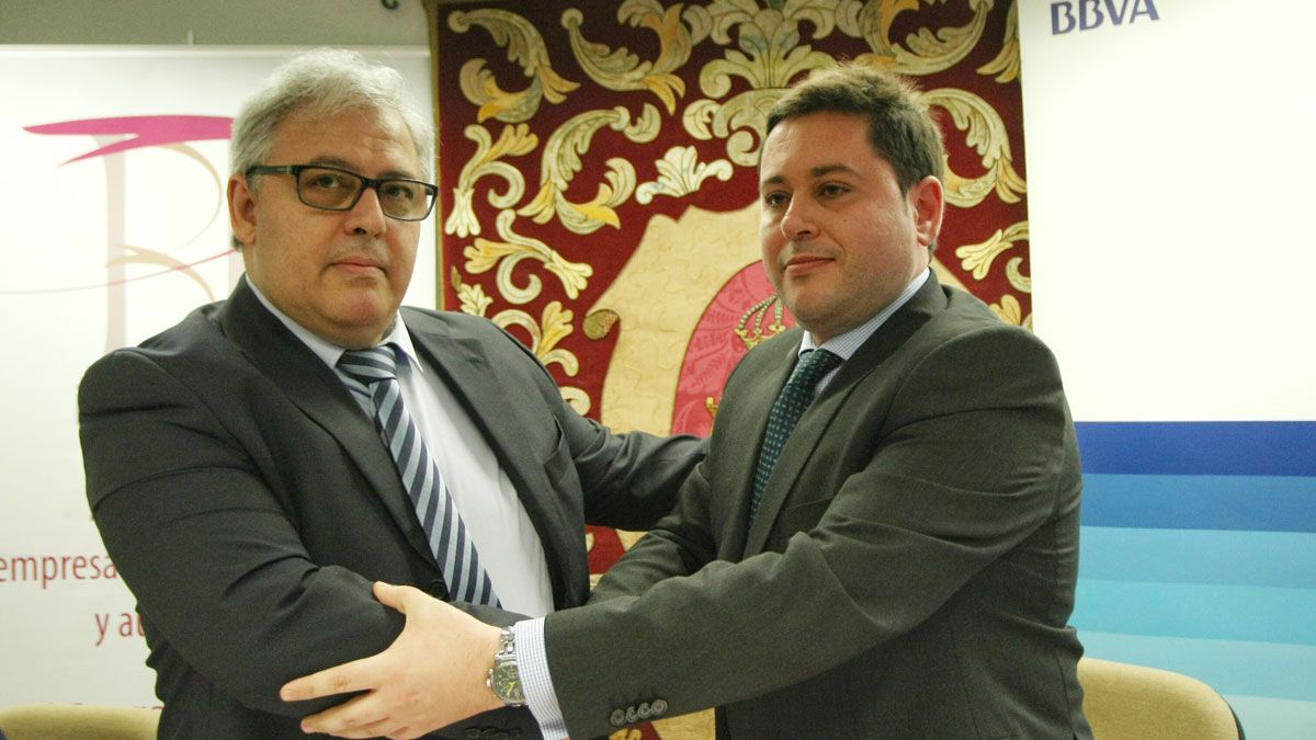 El presidente de la asociación Bierzo-Pyme, Abel Ángel Macías, y el director banca clientes BBVA Compostilla en Ponferrada, Pedro Martín, ayer. | César Sánchez (Ical)
