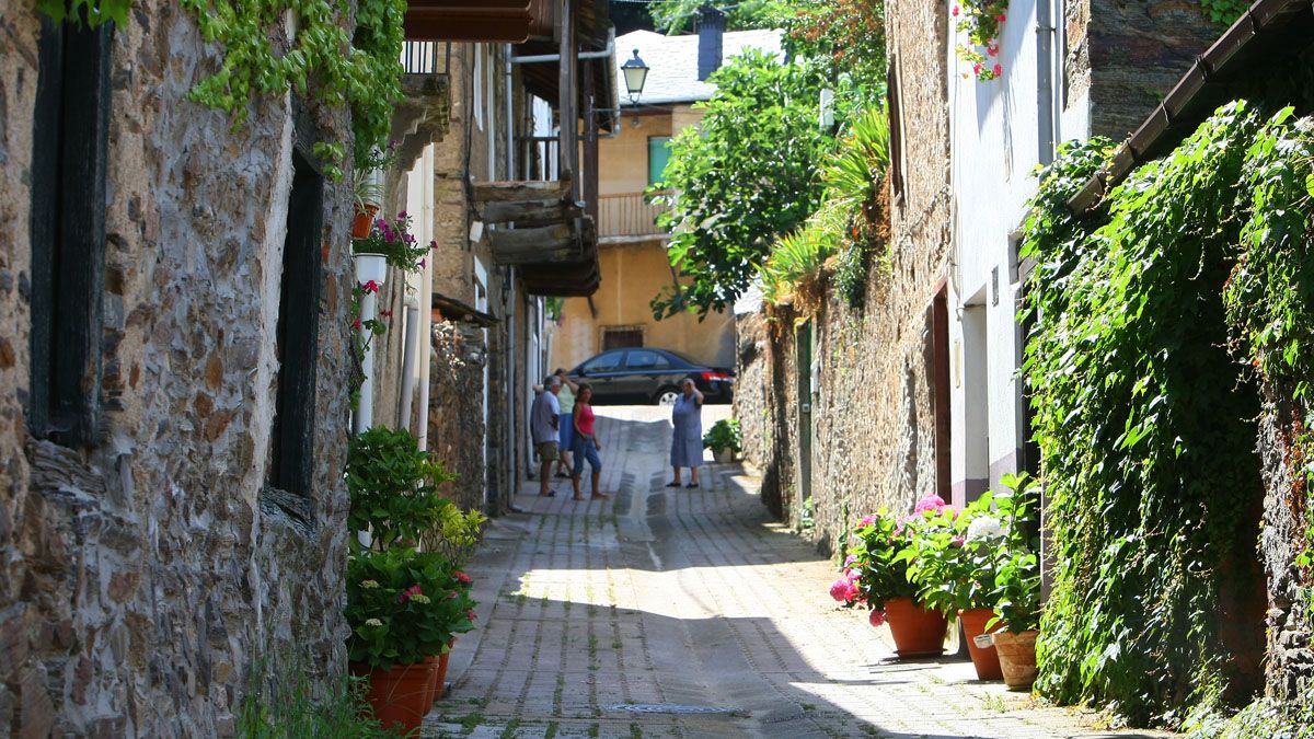 Villar de los Barrios, uno de los catorce pueblos en los que se mejorará la telefonía e Internet. | CÉSAR SÁNCHEZ (ICAL)