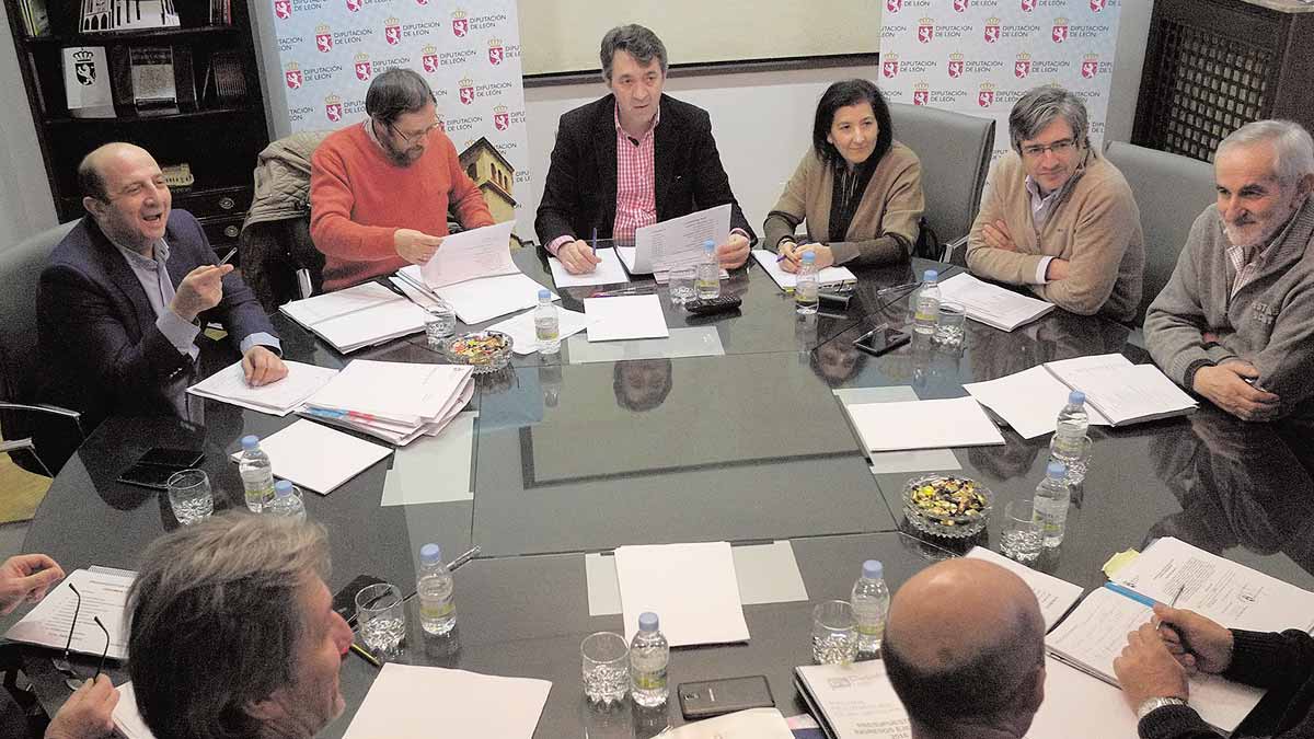 El Palacio de los Guzmanes acogió ayer una reunión de todos los grupos para analizar los presupuestos. | DANIEL MARTÍN
