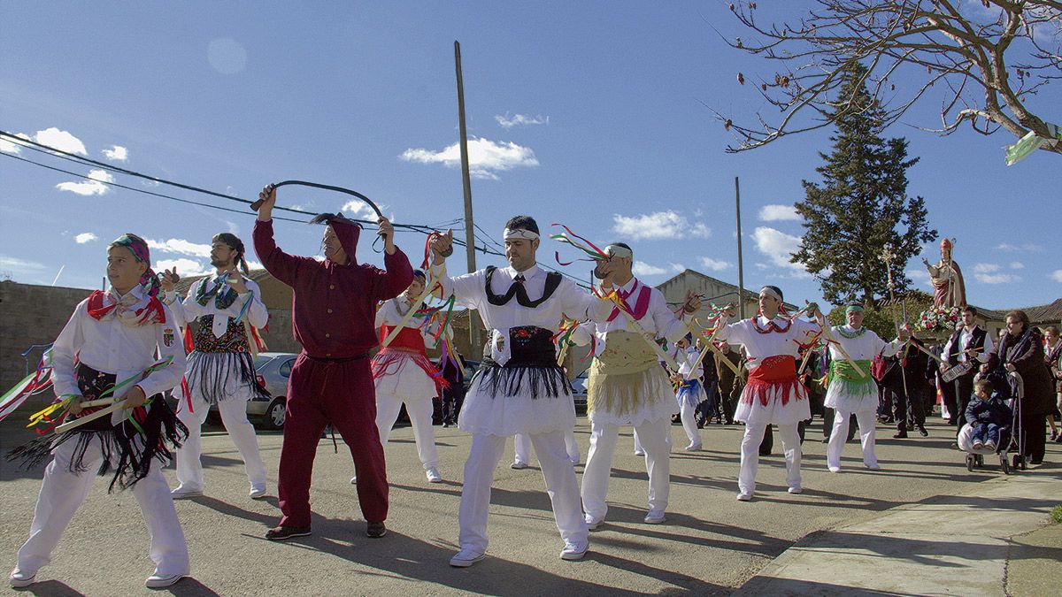 La danza de Villamandos cuenta, como es habitual, con dos birrias. | T.GIGANTO