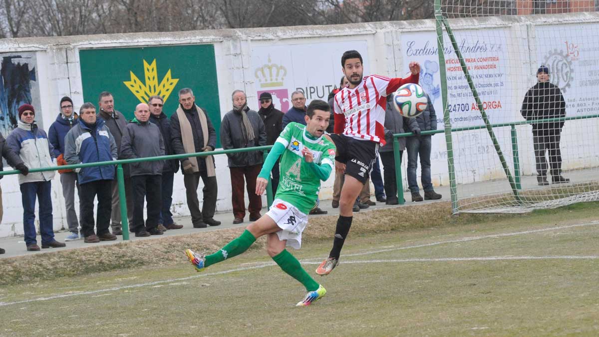 Ivi Vales trata de evitar el despeje de un jugador riojano. | DANIEL MARTÍN Ivi Vales trata de evitar el despeje de un jugador riojano. | DANIEL MARTÍN