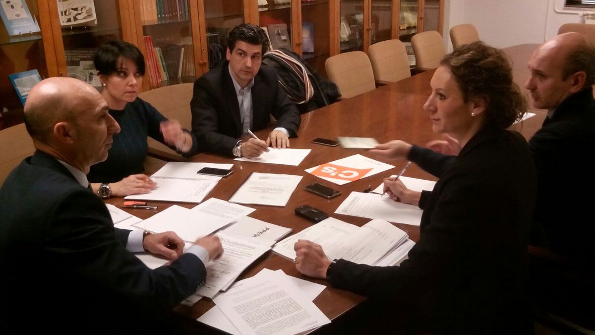 Representantes de Ciudadanos se reunieron este miércoles para plantear las enmiendas a los presupuestos de la Diputación de León. | L.N.C. Representantes de Ciudadanos se reunieron este miércoles para plantear las enmiendas a los presupuestos de la Diputación de León. | L.N.C.