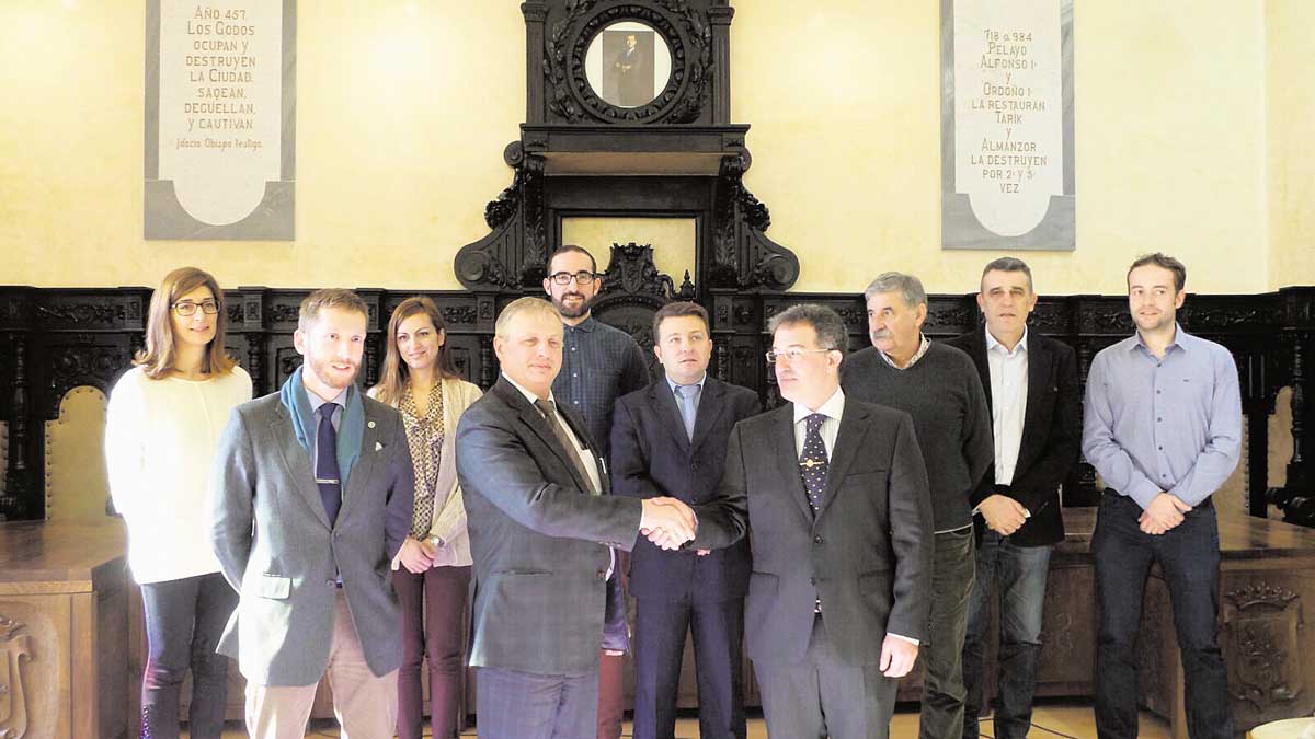 El director del Centro ruso con el equipo de Gobierno de Astorga y dos concejales del PAL. | P.F.